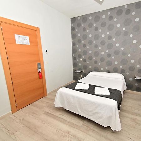 Hostal Falfes Hotel Madrid Eksteriør billede